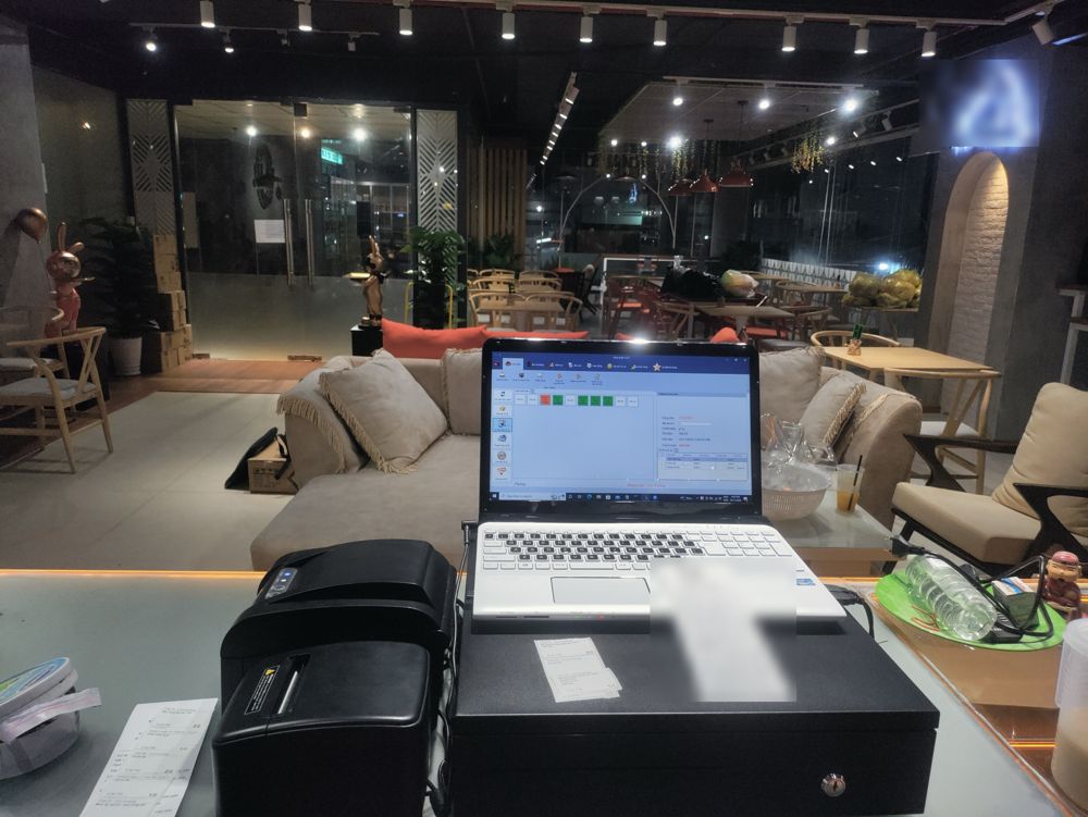 Máy bán hàng Dmax Cafe & Nhà Hàng tại quầy một quán cà phê